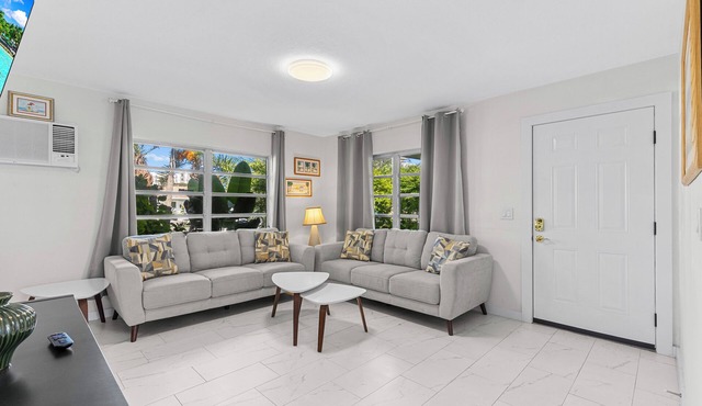 ORANGE BLOSSOM COTTAGE two minute Walk to Beach