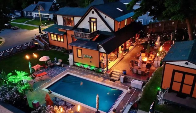 Orange Cadillac - Stunning 6 BR/3 BA 11 Beds Home