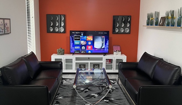 OranGe DeLuxe - No Cleaning Fee, Centrally Located.