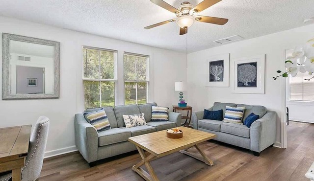 *Orange Door Bungalow*- Central, Cozy, 3BR
