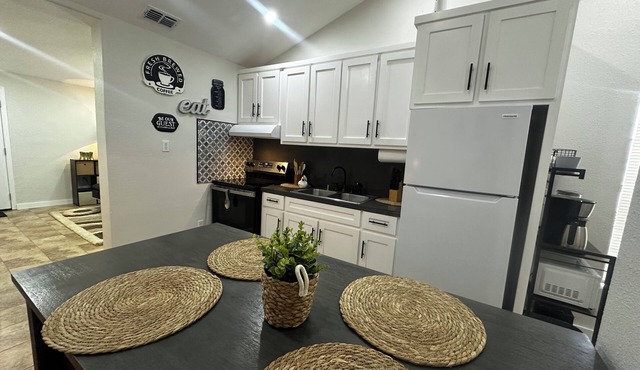 Orange Grove Duplex: 2 Bedroom -1Bath -Kitchenette