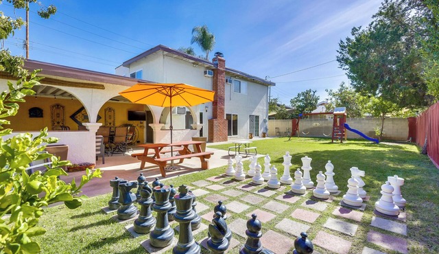 Orange Home with 2 king bedrooms - Fun patio area