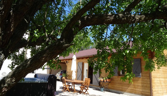 ORANGE in the countryside cosy cottage in property, SPA swimming pool air conditioning wifi parking