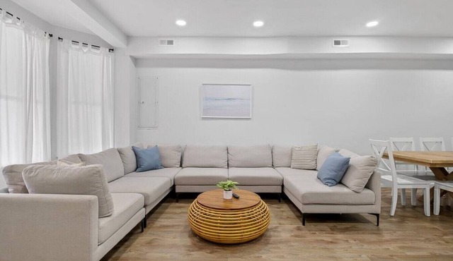 Orange Loop Beach House · Direct Beer Hall Access+ 1.5Block to Boardwalk