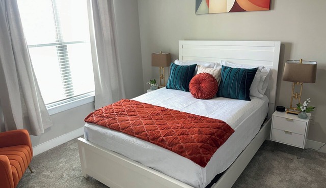 Orange moon 1-bedroom apartment w/queen Sofa bed in the Heart Of Dallas!