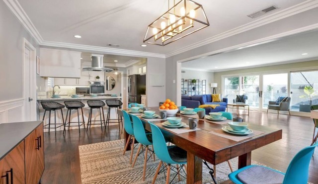 Orange Oasis 🍊- 10min to Disneyland 🎡Spacious Pool home