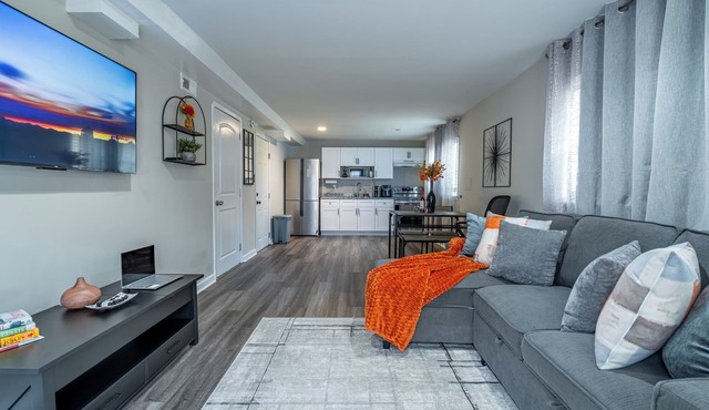 Orange Oasis Hideaway Suite spacious 1 bed retreat Atl airport and Everything!