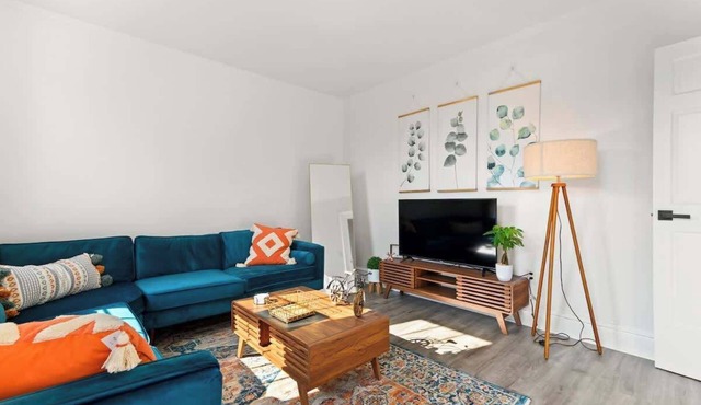 Orange Oasis in Heart of East Rock |Free Parking| Near Yale & DT