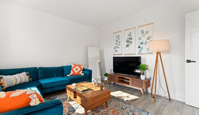 Orange Oasis in the Heart of East Rock with FREE parking near DT and Yale