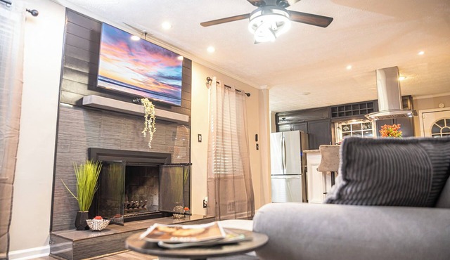Orange Oasis Villa Indoor Fireplace Garage Firepit BBQ grill near EVERYTHING!