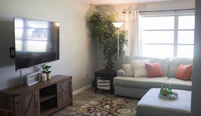 Orange Tree Cottage- Entire Cottage, Cute and Charming!