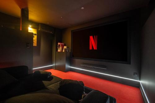 Oraya Suite - Private Movie Theater & Spa -