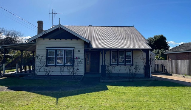 Orbost House - Large sleeps 10+