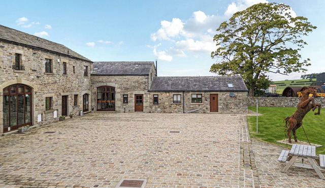 ORCABER FARM BARN, pet friendly, with open fire in Austwick