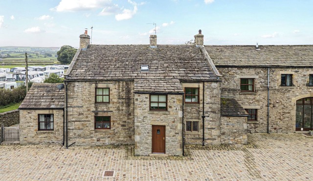 ORCABER FARMHOUSE, pet friendly, with hot tub in Austwick