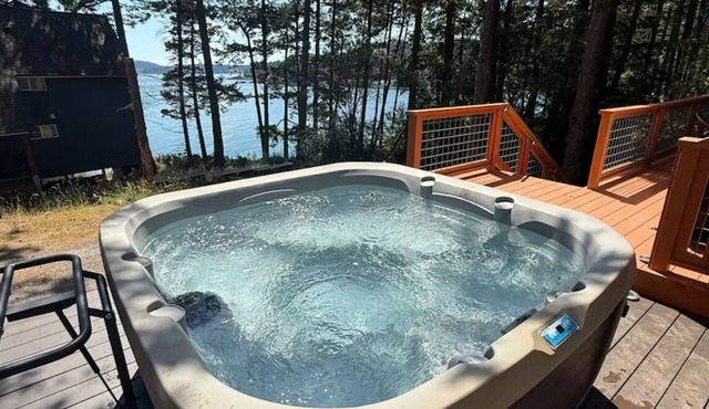 Orcas Island PNW Cottage w/Hot Tub & Views
