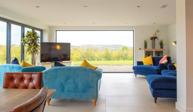 Orchard Barn-Luxury 4 BD Barn Conversion