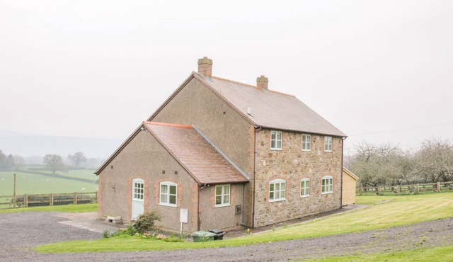 ORCHARD COTTAGE, pet friendly, with open fire in Church Stretton