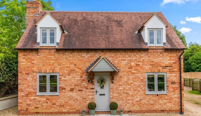 Orchard Cottage, Alderton - sleeps 6 guests in 3 bedrooms