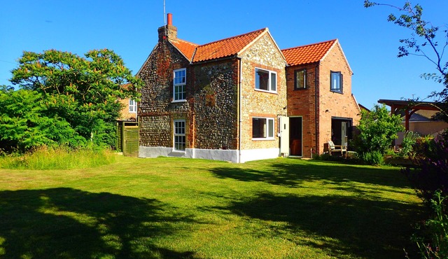 Orchard Cottage - beautiful indoor/outdoor living.