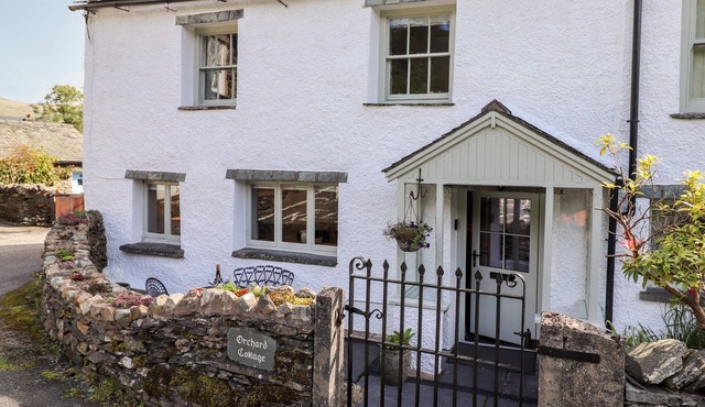 ORCHARD COTTAGE, character holiday cottage in Troutbeck