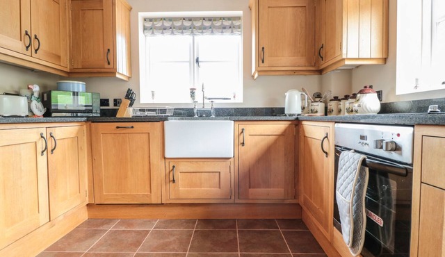 ORCHARD COTTAGE, family friendly, with open fire in Tenbury Wells