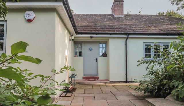 ORCHARD COTTAGE, family friendly, with open fire in Yetminster