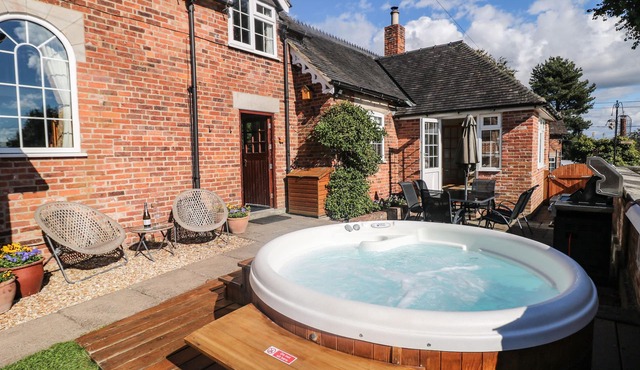 ORCHARD COTTAGE, family friendly, luxury holiday cottage in Calwich