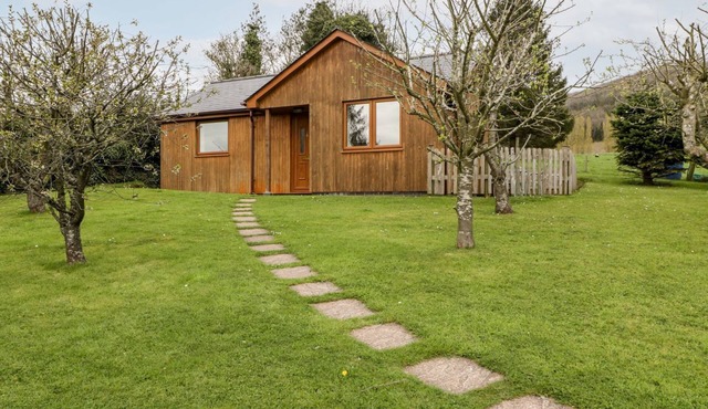 ORCHARD COTTAGE, family friendly, with a garden in Ledbury