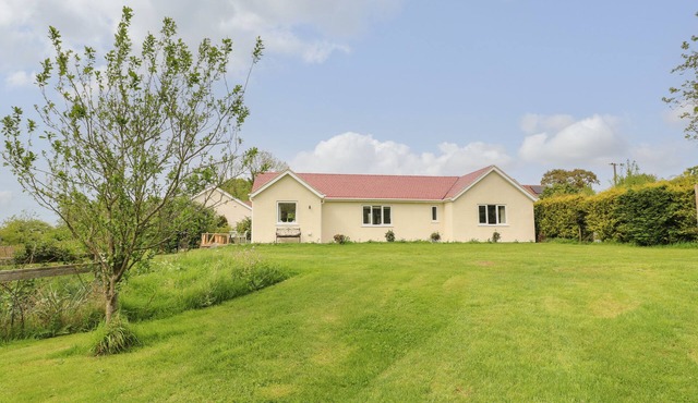 ORCHARD COTTAGE, pet friendly, character holiday cottage in Findern