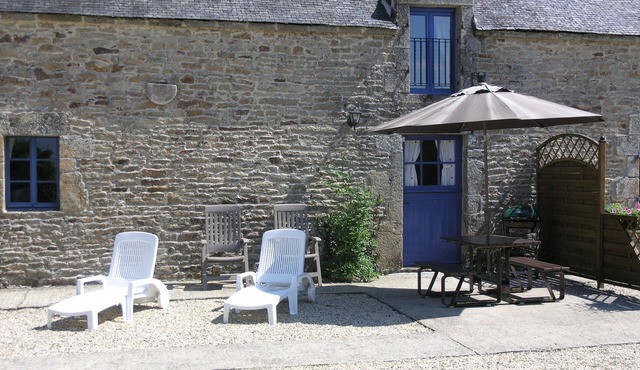 Orchard Cottage, sleeps 4 with Shared Heated Pool in Beautiful Rural Setting