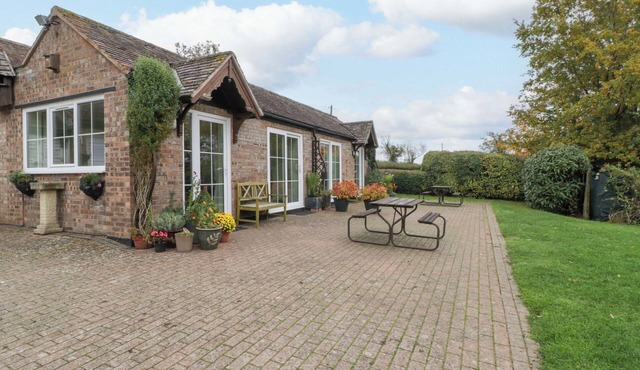 ORCHARD COTTAGE, with a garden in Gloucester