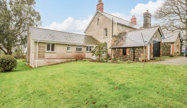 ORCHARD END, family friendly, character holiday cottage in Launceston