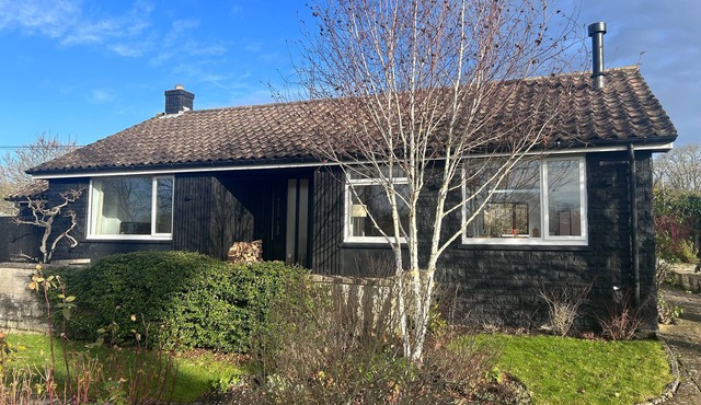 ORCHARD END, pet friendly, with open fire in Glastonbury