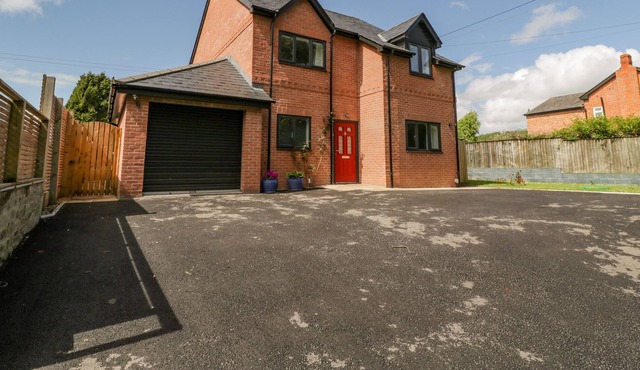 ORCHARD GARDENS, pet friendly, with a garden in Fownhope