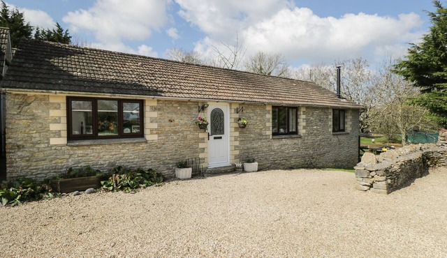 ORCHARD HOUSE COTTAGE, pet friendly, with open fire in Malmesbury