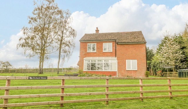 ORCHARD HOUSE, family friendly, with hot tub in Leominster