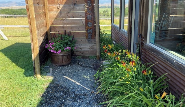 Orchard House On The Jefferson River Close to Renova Hot Spring & Copper K Barn