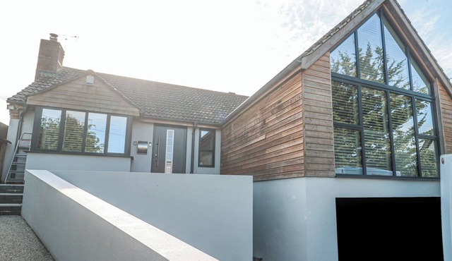 ORCHARD LEIGH, family friendly, with hot tub in North Petherton