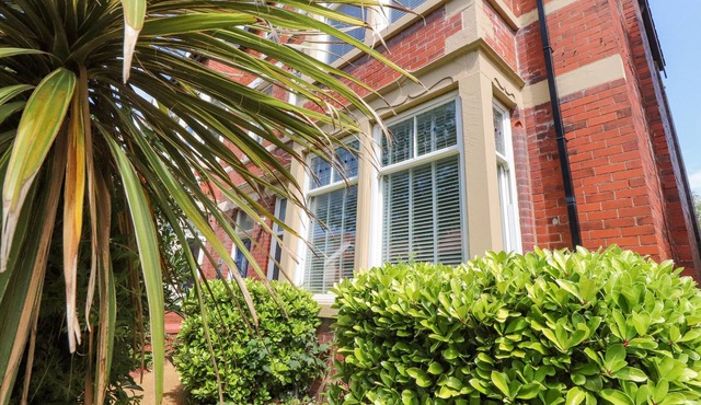 ORCHARD LODGE, pet friendly, with hot tub in Lytham St. Annes