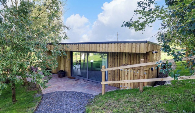 ORCHARD LODGE, pet friendly, with hot tub in Corwen