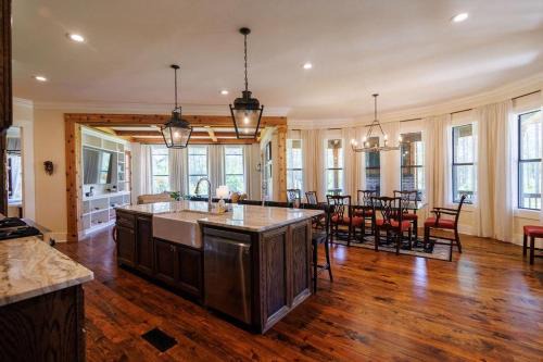 Orchard Pines-4Bed, 35 Bath Thomasville Retreat
