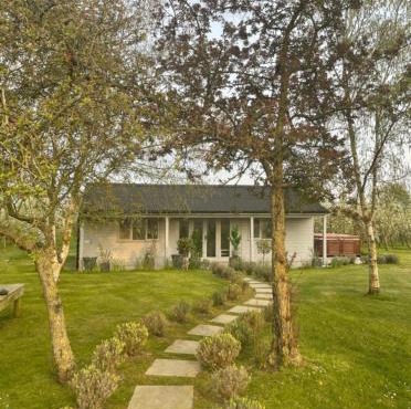 Orchard Retreat - Rural Cabin - Private Hot Tub!