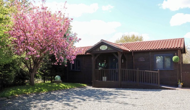 ORCHARD RETREAT STAYCATION, pet friendly, with hot tub in Kirton