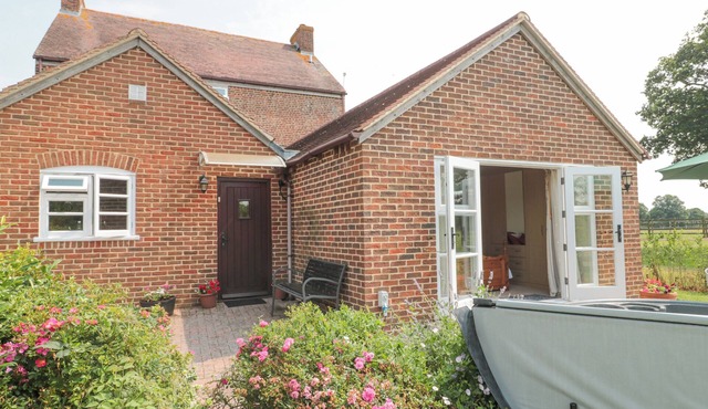 ORCHARD VIEW, family friendly, with hot tub in Hartpury