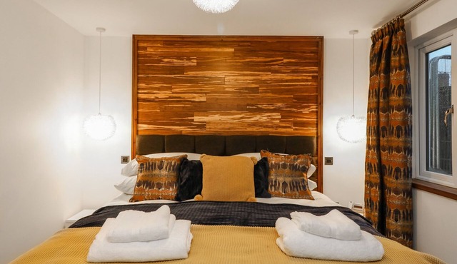 ORCHARD VIEW LODGE, pet friendly, with hot tub in Broadclyst