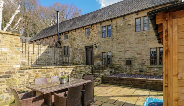 ORCHARD VIEW, pet friendly, character holiday cottage in Oakerthorpe