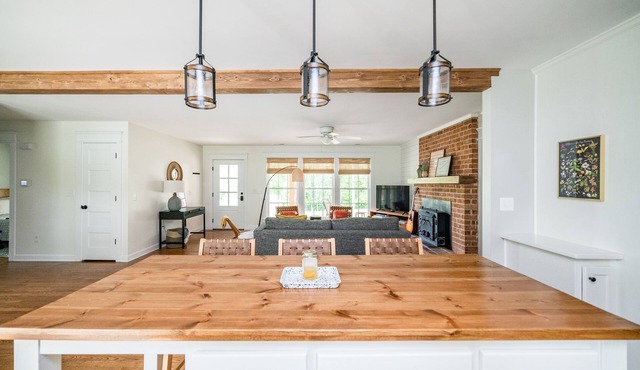 Orchard View Retreat in Blue Ridge Mountains with Hot Tub + 2 King Suites!