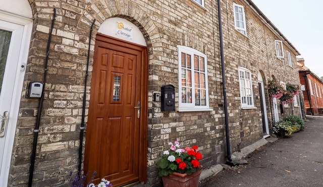 ORCHID COTTAGE, character holiday cottage, with open fire in Lavenham