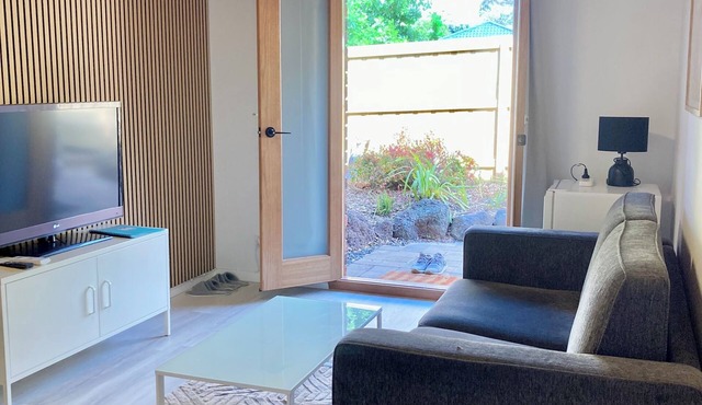 Orchid Guest Suite with private entrance and yard